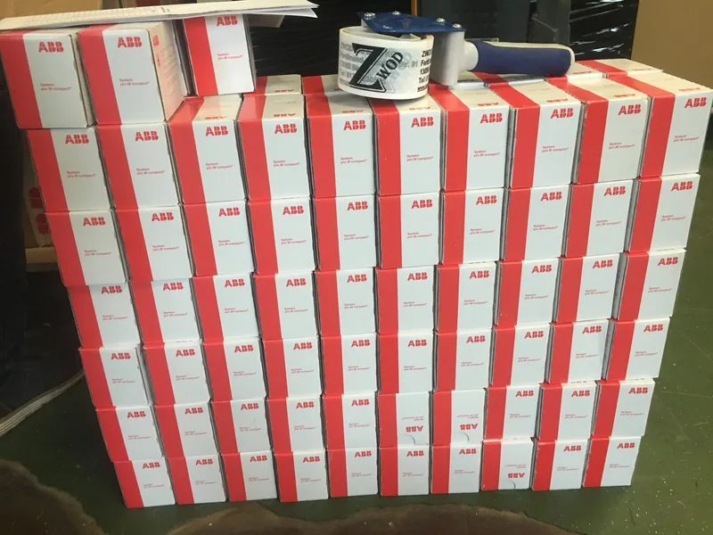 Stapel originalverpackter ABB-Kartons mit ZWOD-Klebeband im Lager Berlin