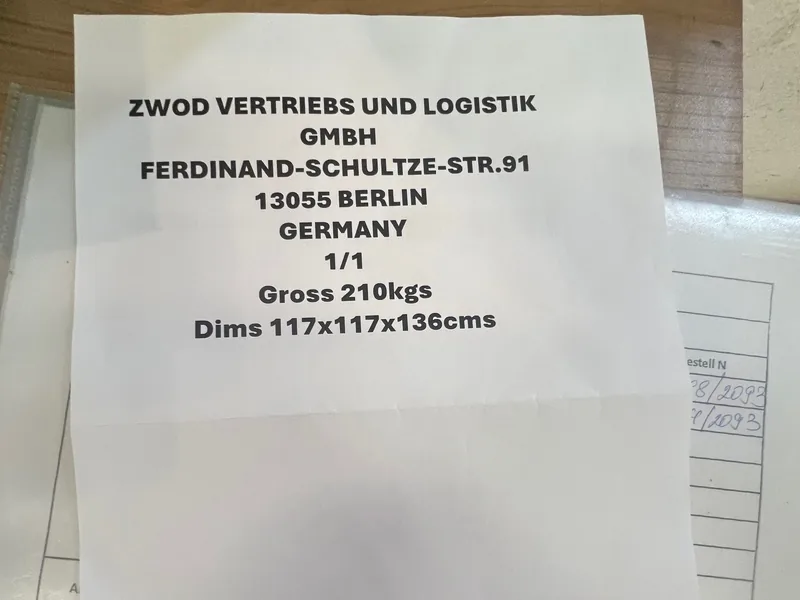 Versandlabel einer ZWOD-Exportsendung mit Bruttogewicht und Abmessungen