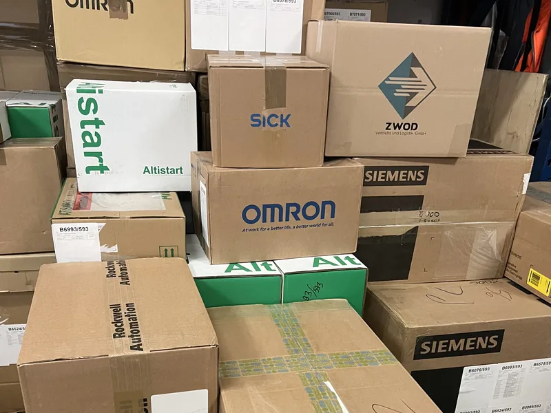 Omron-, SICK- und Siemens-Kartons mit ZWOD-Versandkarton im Lager Berlin