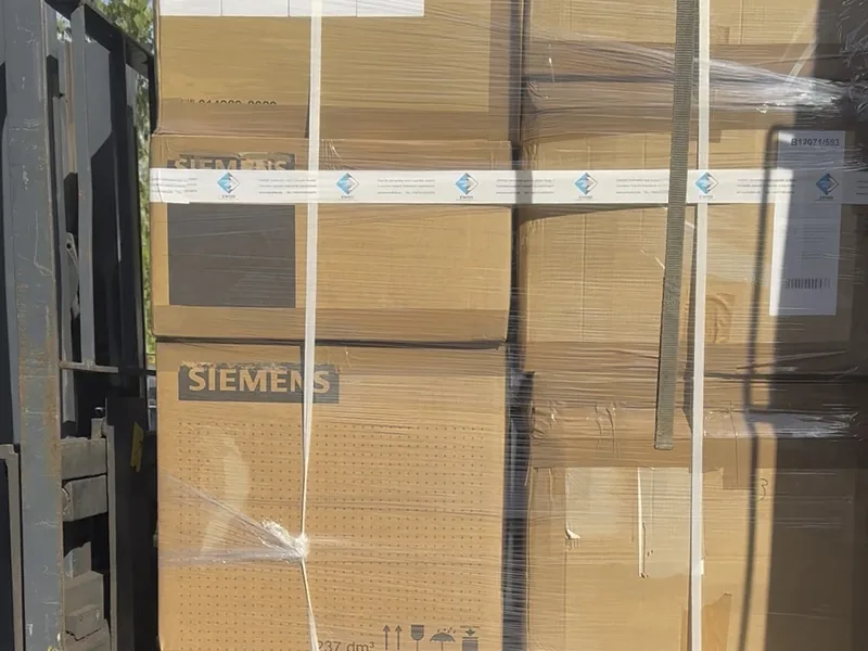 Palette mit Siemens-Kartons und ZWOD-Klebeband auf der Ladebordwand eines LKW