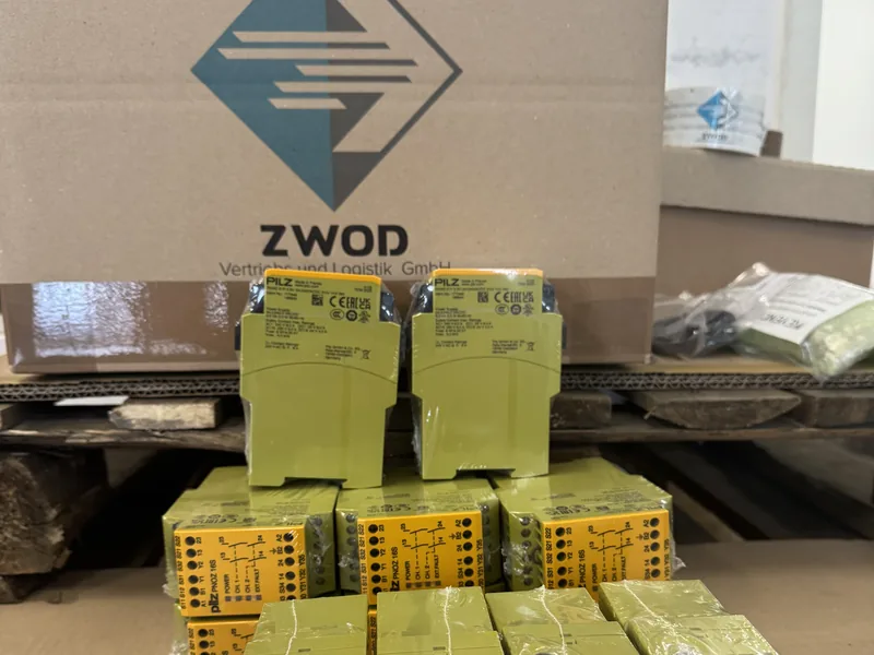 Pilz-Sicherheitsrelais vor einem ZWOD-Versandkarton im Lager Berlin