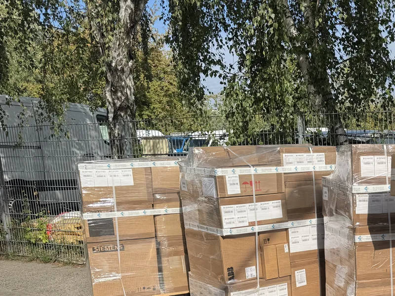 Vier gestretchte Paletten mit Siemens- und ABB-Originalware, bereit zur Verladung im Hof in Berlin