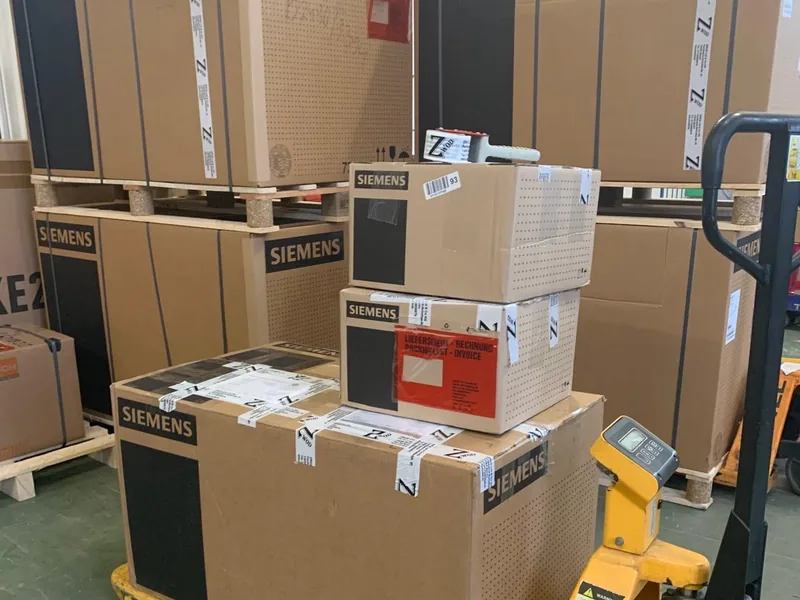 Siemens-Kartons und Großverpackungen mit ZWOD-Klebeband im Lager Berlin