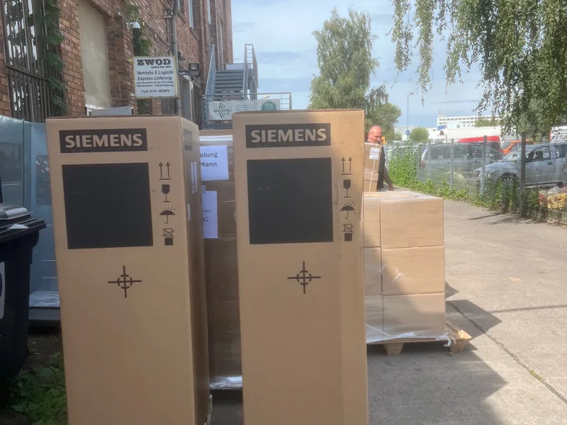 Zwei Siemens-Schaltschränke auf Paletten im Hof des ZWOD-Standorts Berlin