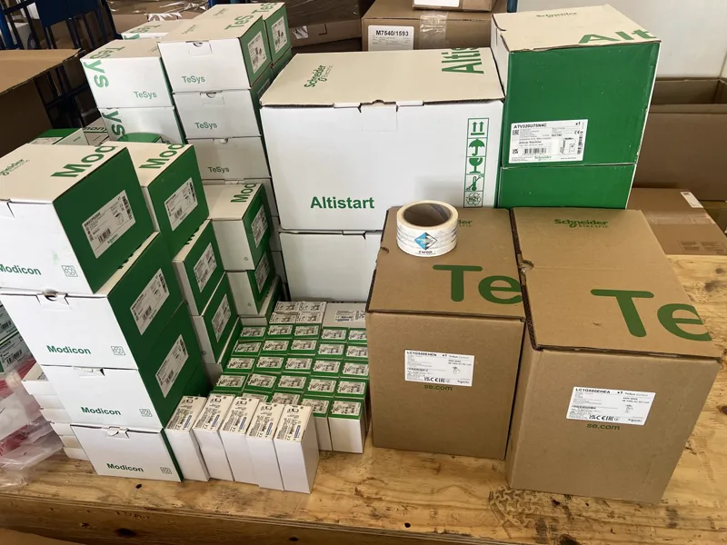 Originalverpackte Schneider-Electric-Komponenten (Modicon, TeSys, Altistart) im ZWOD-Lager Berlin