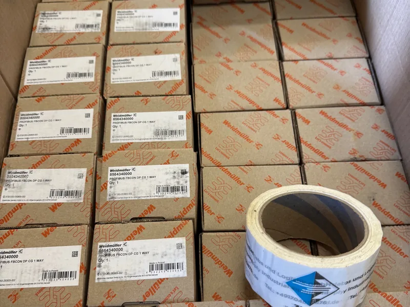 Originalverpackte Weidmüller-Kartons mit ZWOD-Klebeband im Lager Berlin